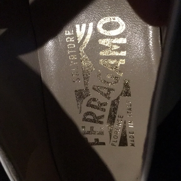 Ladies Ferragamo shoes - Picture 2 of 7